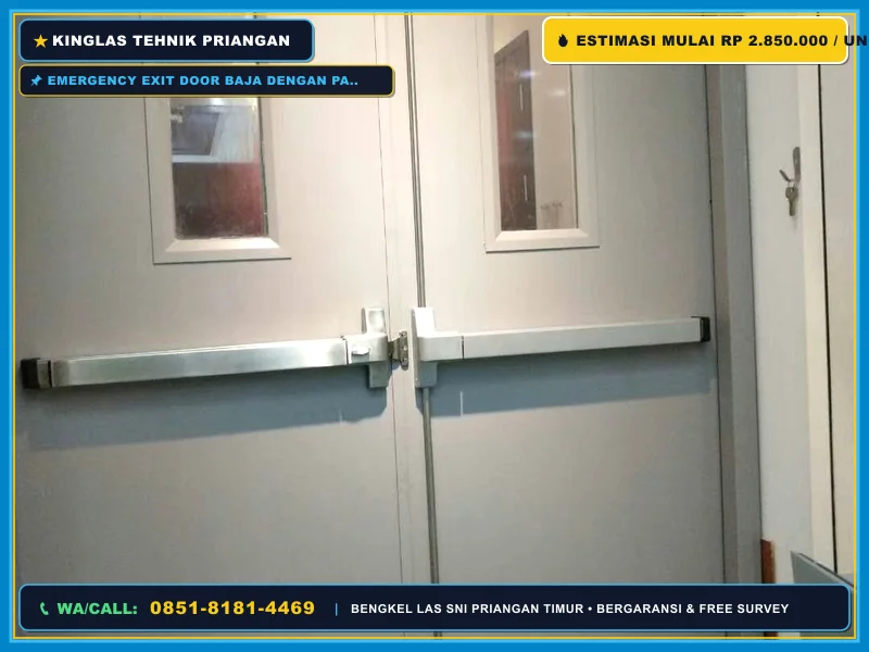 Emergency exit door baja dengan panic bar pada bangunan komersial