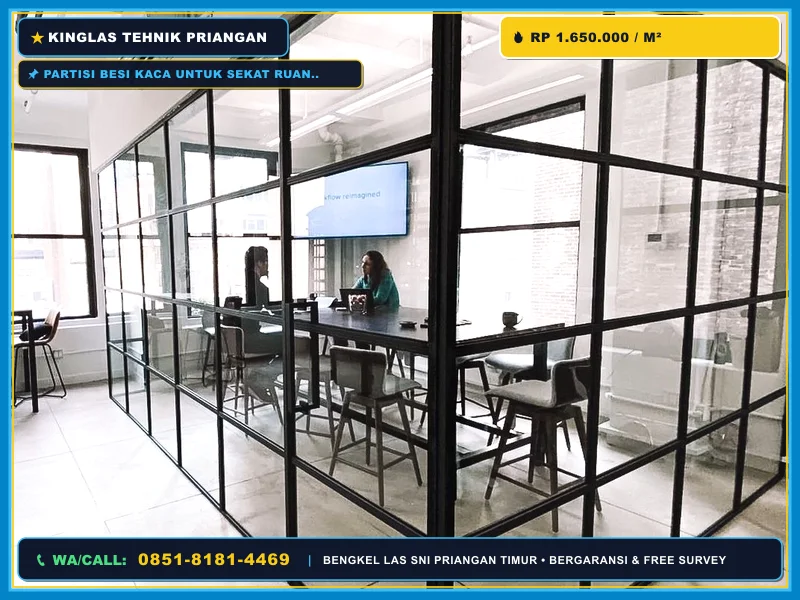 Partisi besi kaca untuk sekat ruang kantor dan ruang tamu bergaya industrial