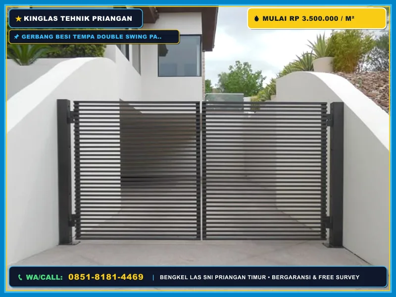 Gerbang besi tempa double swing pada fasad rumah modern