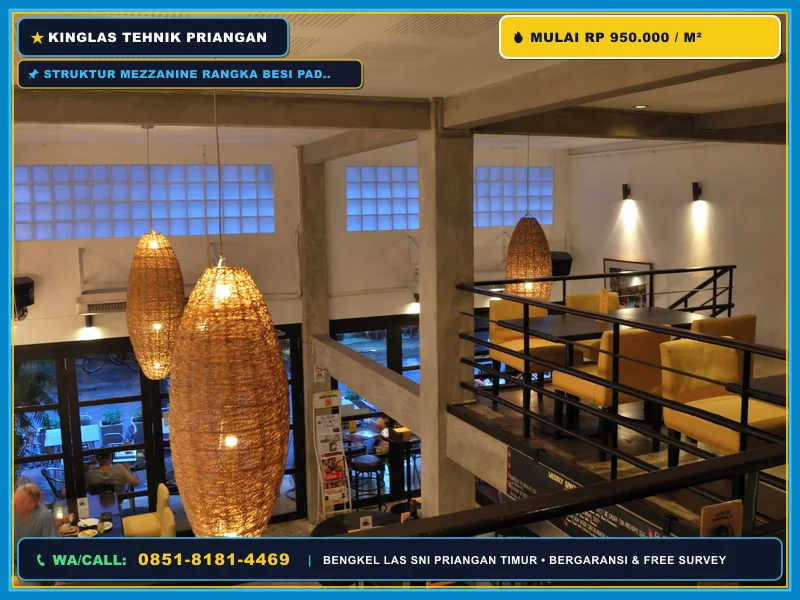 Struktur mezzanine rangka besi pada interior kafe modern