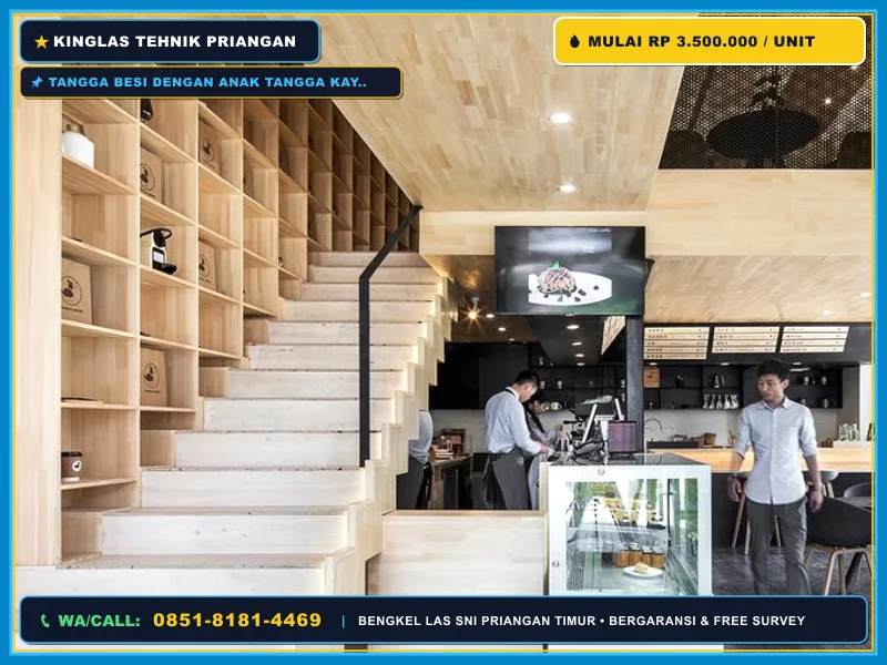 Tangga besi dengan anak tangga kayu menuju mezzanine kafe