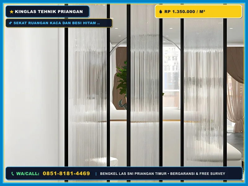 Sekat ruangan kaca dan besi hitam pada rumah minimalis