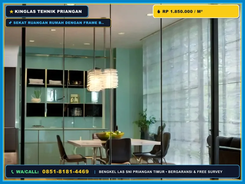 Sekat ruangan rumah dengan frame besi kaca hitam bergaya industrial
