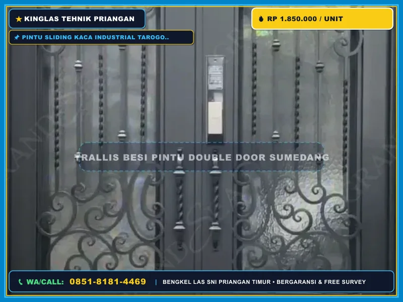 Pintu kaca rangka besi industrial pada fasad rumah modern Tarogong