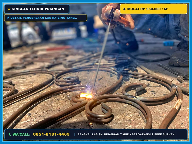 Detail pengerjaan las railing tangga besi tempa dan ornamen kuningan