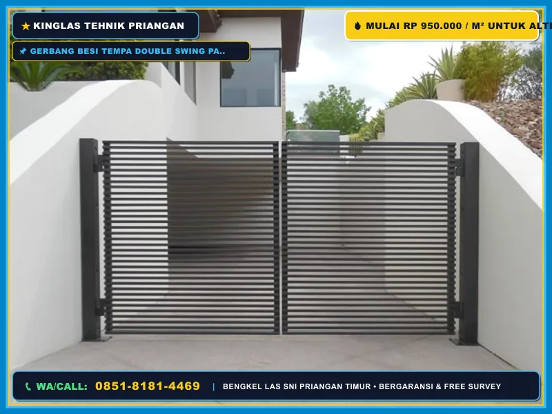 Gerbang besi tempa double swing pada fasad rumah modern