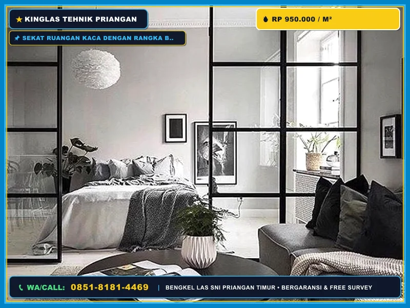 Sekat ruangan kaca dengan rangka besi hitam minimalis