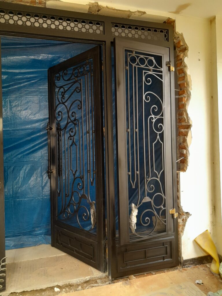 Pintu Klasik Besi Priangan Timur: Pertahanan Mewah Rumah Anda